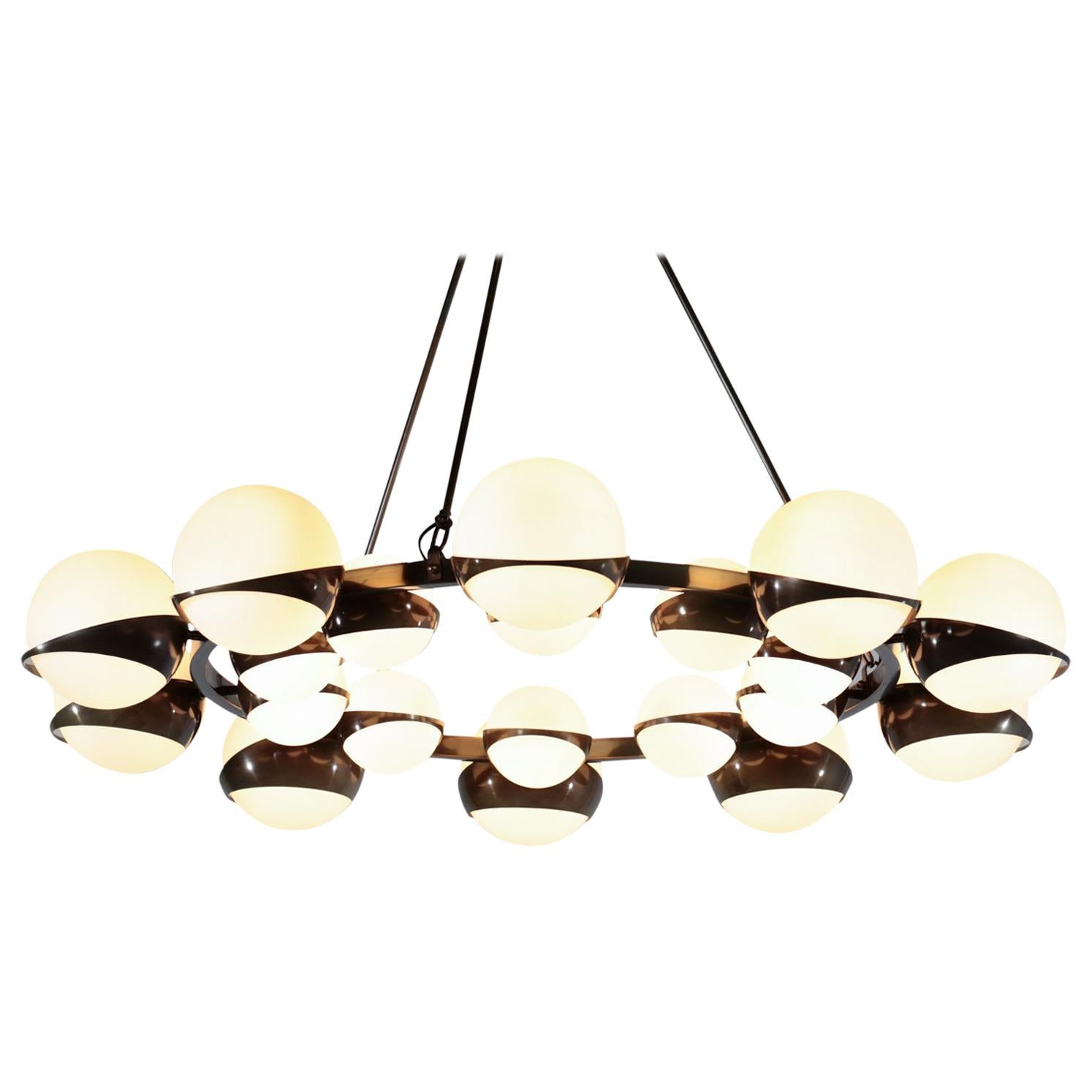 Grand lustre italien sculptural moderniste en laiton opalin de style Stilnovo