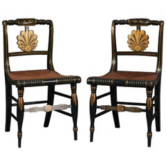 Paire de chaises d'appoint anciennes de l'école Hitchcock de la Nouvelle-Angleterre:: à motifs dorés et stencés