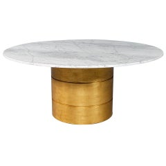 Maßgefertigter runder Esstisch mit Marmorplatte und goldfarbenem Lünettenfuß