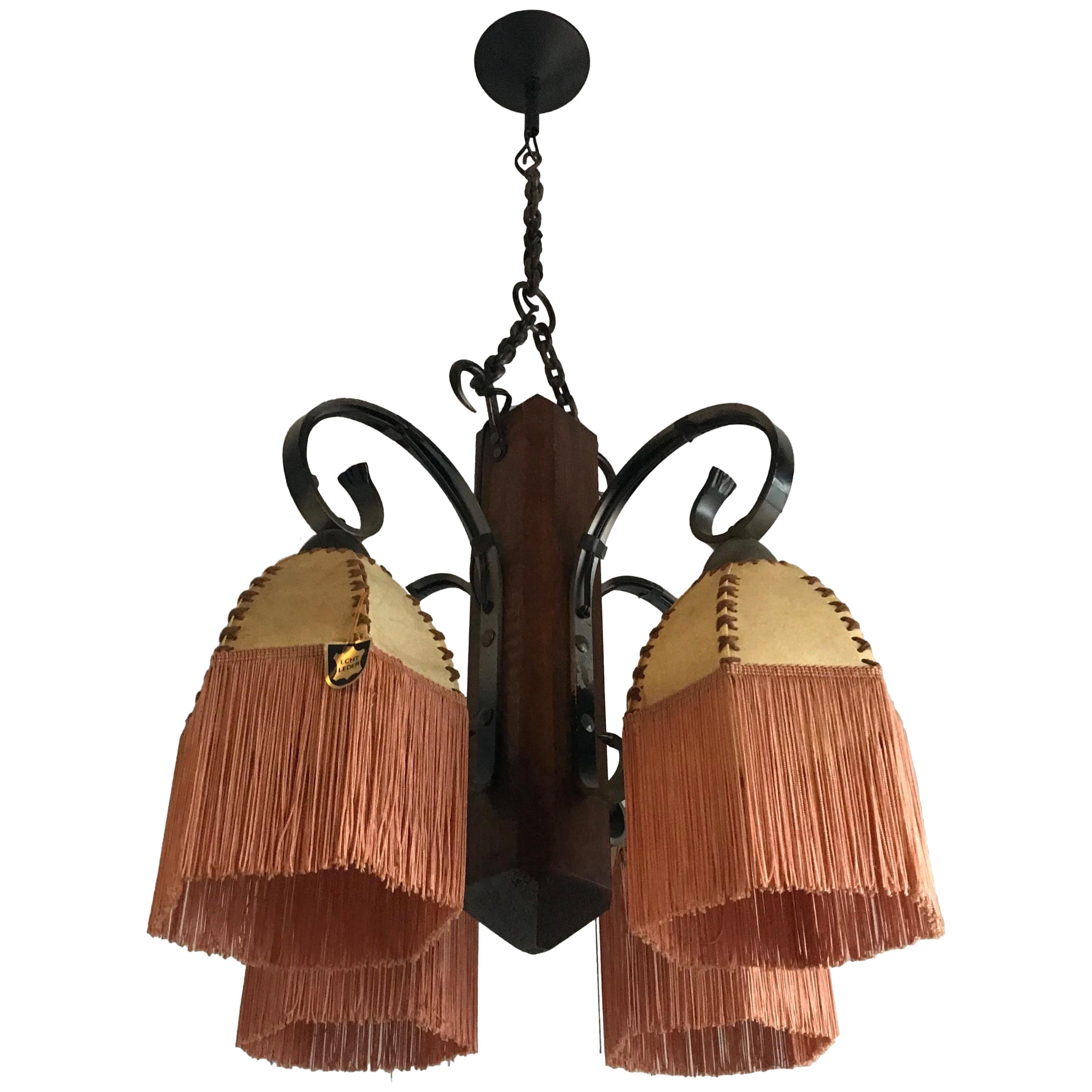 Rare luminaire à suspension en fer forgé et bois avec abat-jour et franges en cuir en vente