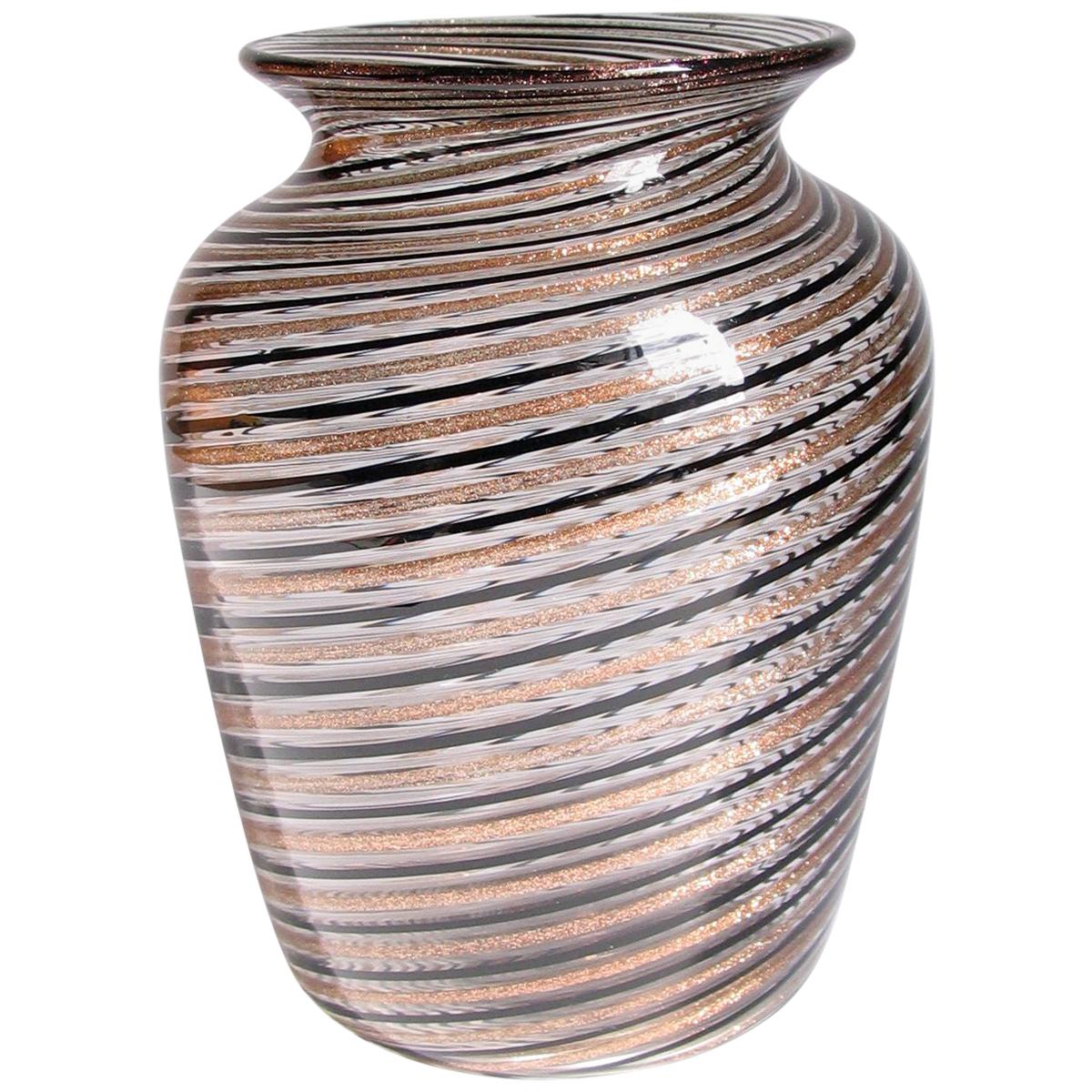 Dino Martens Vase en verre filigrana Mezza en cuivre et aventurine en vente