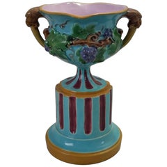 Vase à deux poignées en majolique de Minton sur piédestal