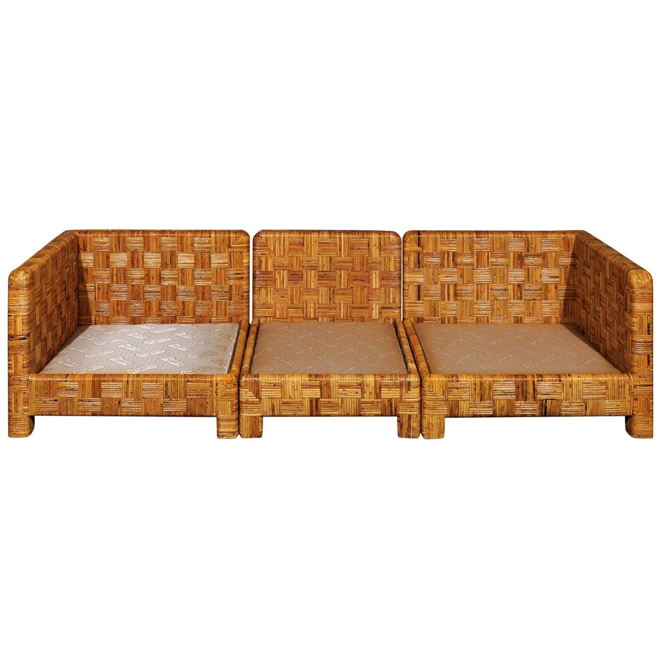 Radiant restauriertes Parsons-Sofa aus Rohrkorbgeflecht im Billy Baldwin-Stil, um 1975