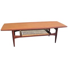 Table basse moderne danoise à deux niveaux en teck attribuée à Hans Wegner par Moreddi
