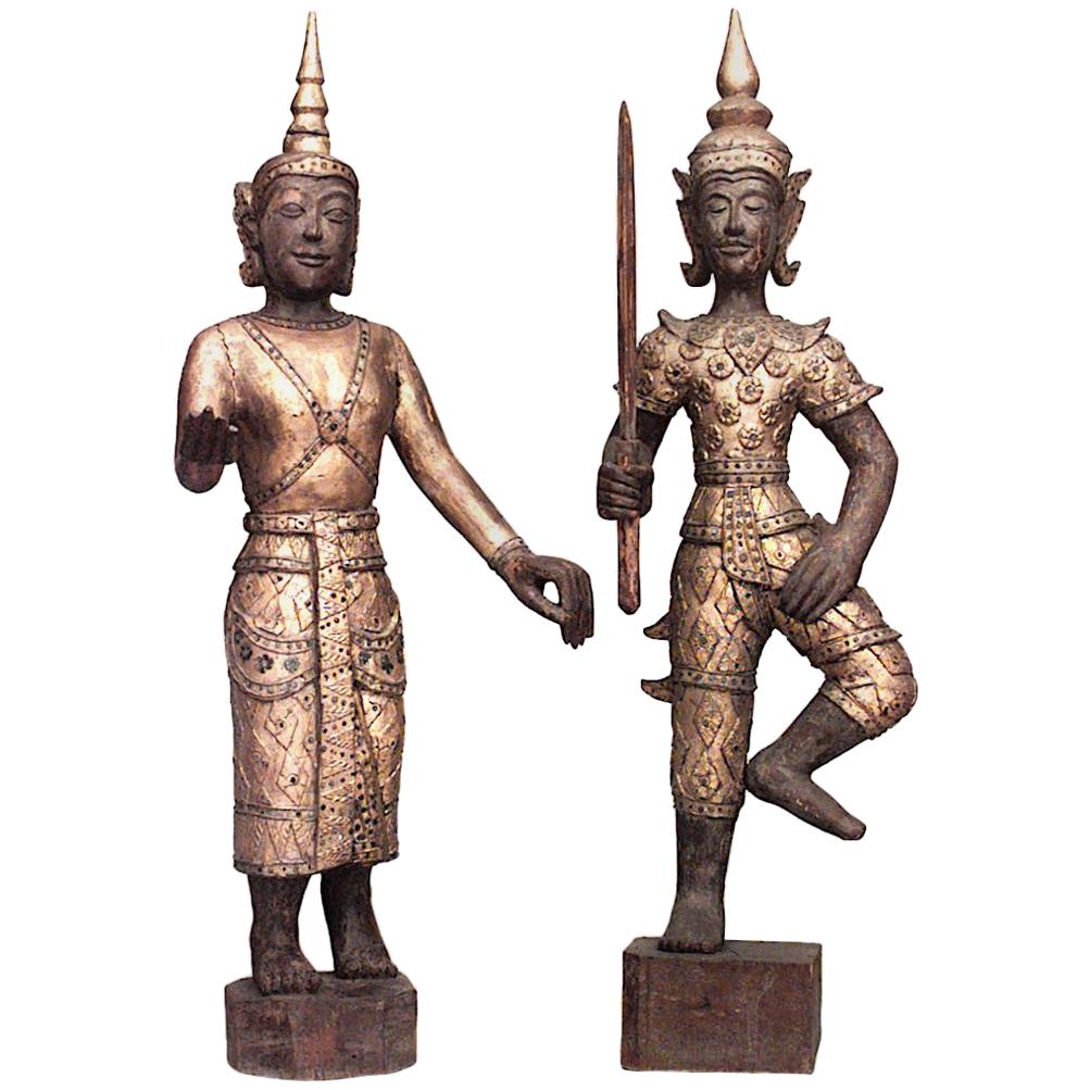 Thailändische vergoldete und juwelenbesetzte Figuren, Paar im Angebot