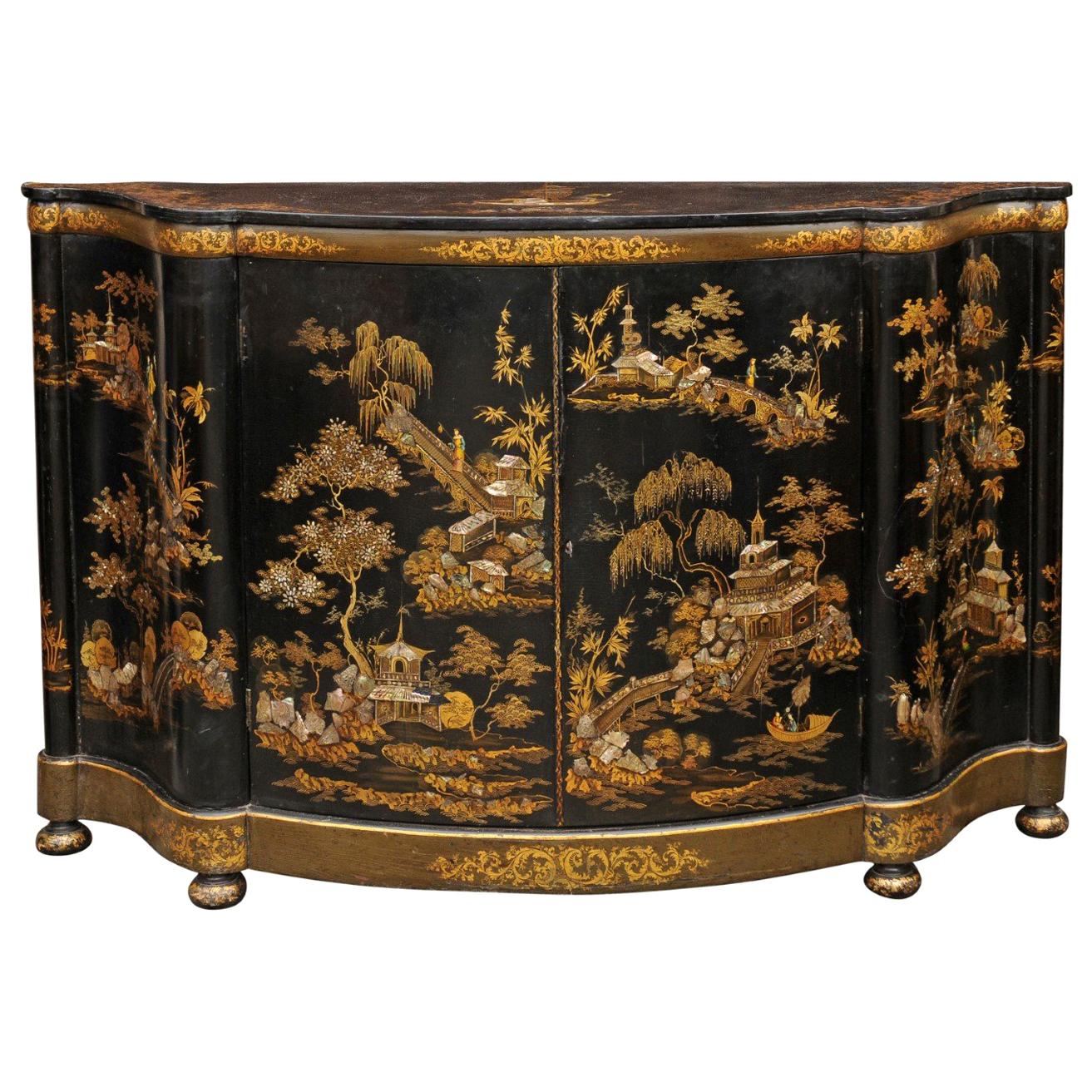 English 1880s Black Lacquered Two-Door Credenza with Gilded Chinoiserie Décor