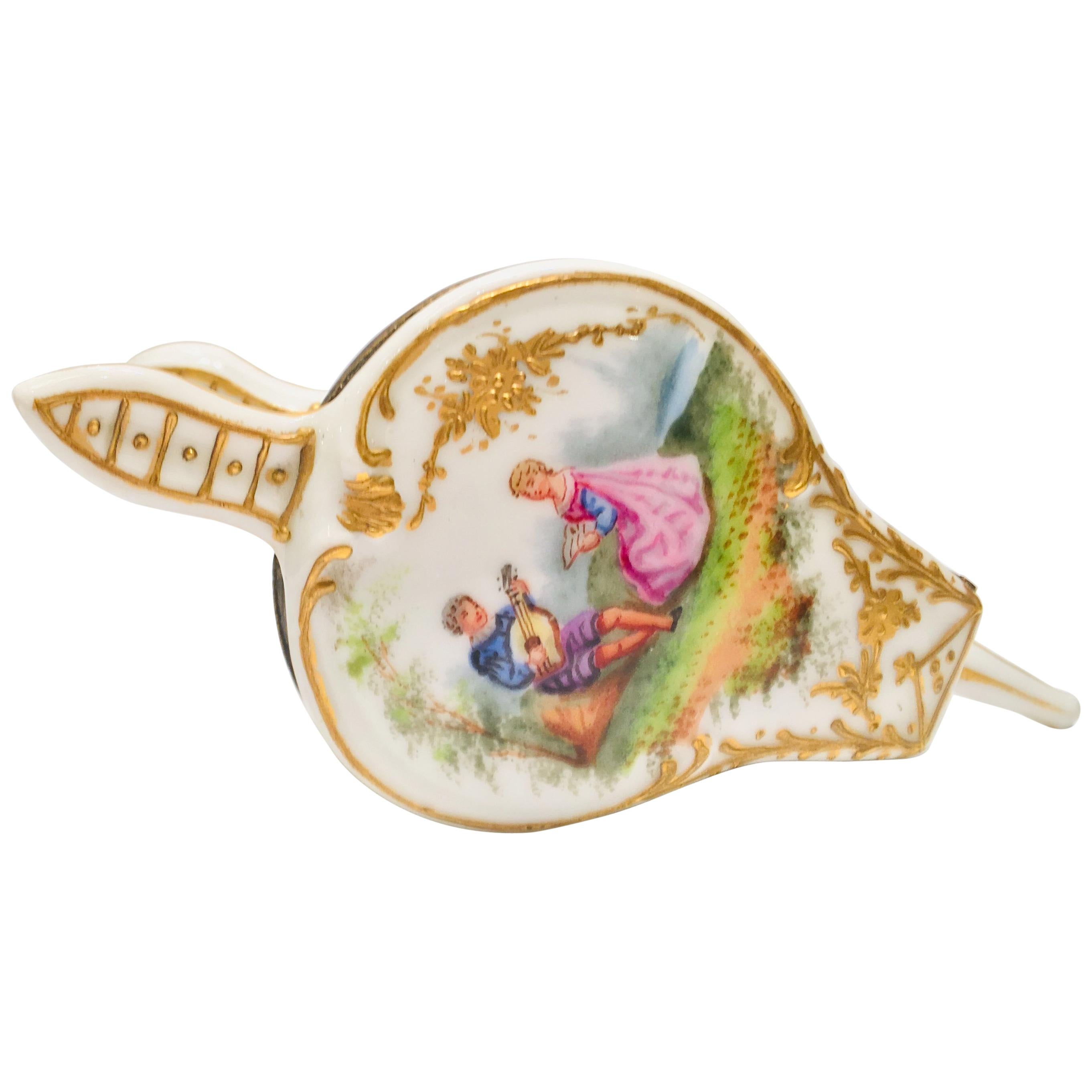 Boîte romantique française du 19ème siècle en porcelaine en forme de bœuf avec scène de couronne