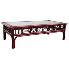 Table basse en bois rouge de style oriental espagnol des années 1970 avec supports en cuir