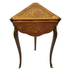 Table d'appoint à feuilles tombantes de style Louis XV en bois de satin incrusté avec bronze doré
