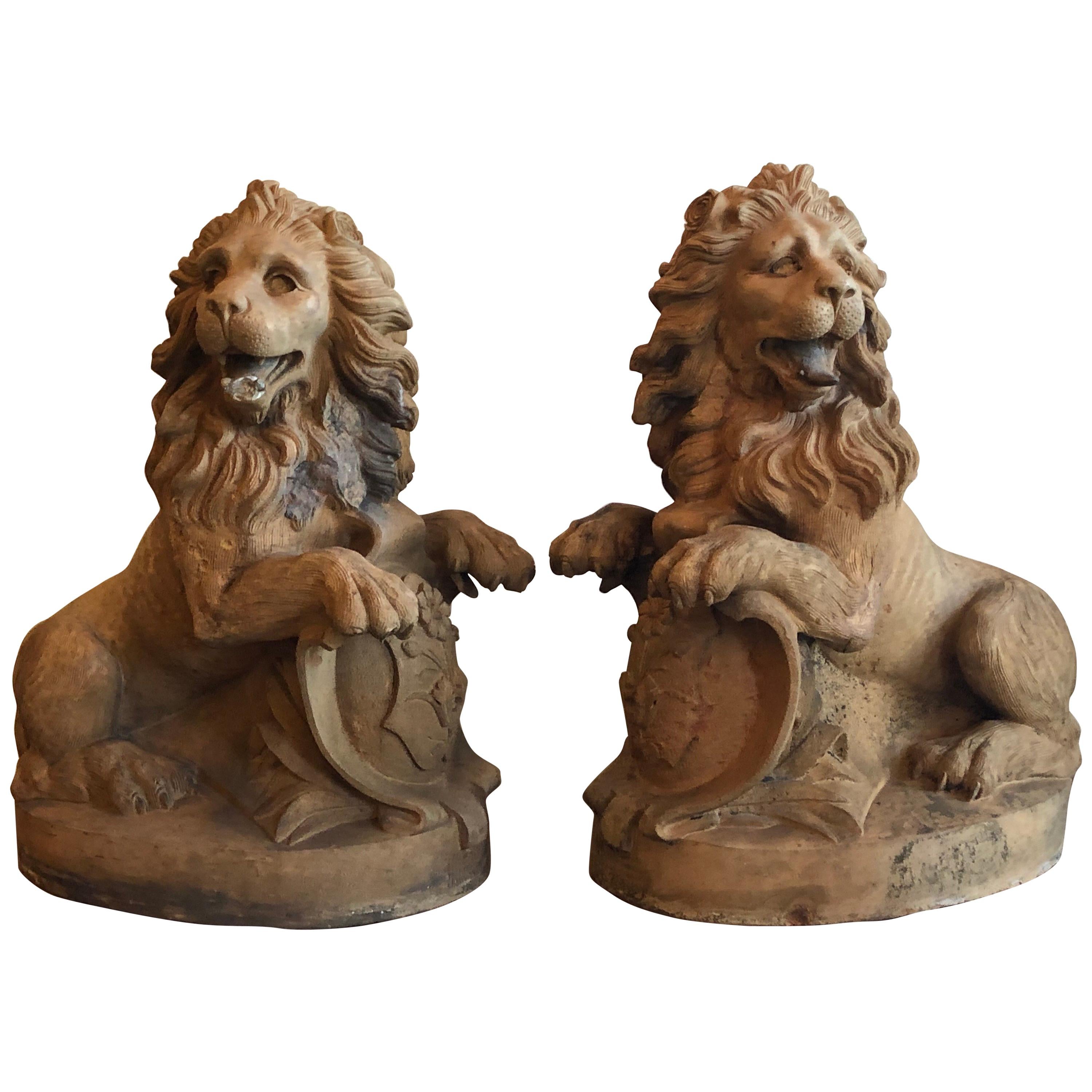Paar sitzende Löwen aus Terrakotta aus dem 19. Jahrhundert im Angebot
