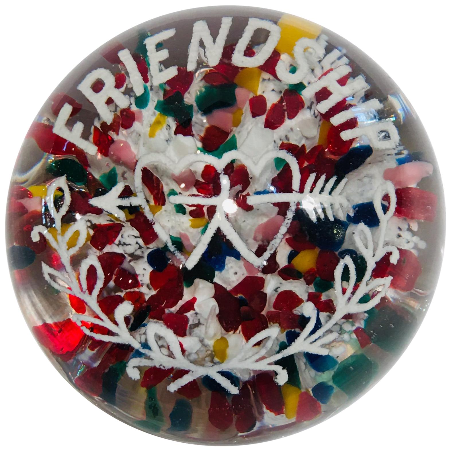 Ancien presse-papiers américain ancien de type Frit "Friendship" avec flèche et cœurs percés et orbe coloré en vente
