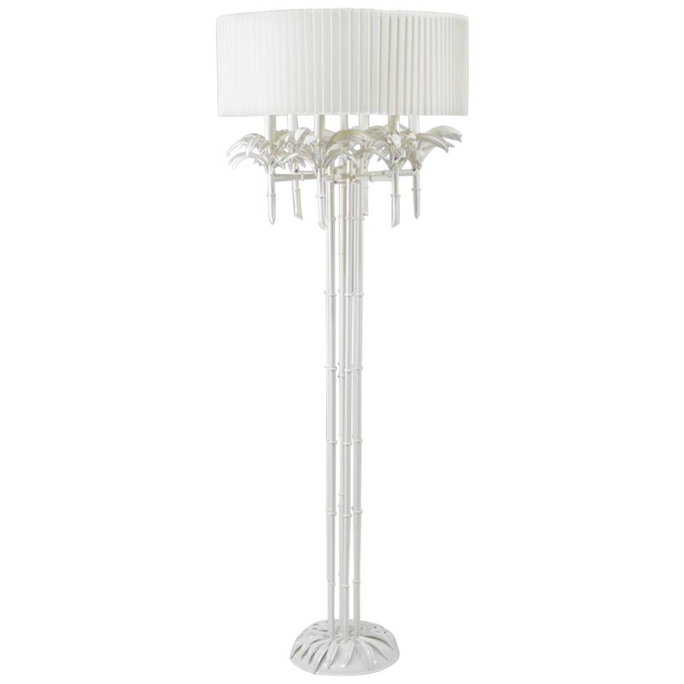 Äußerst dramatische Stehlampe aus weißem Zinn mit Kunstbambus und Palmenmotiv im Angebot