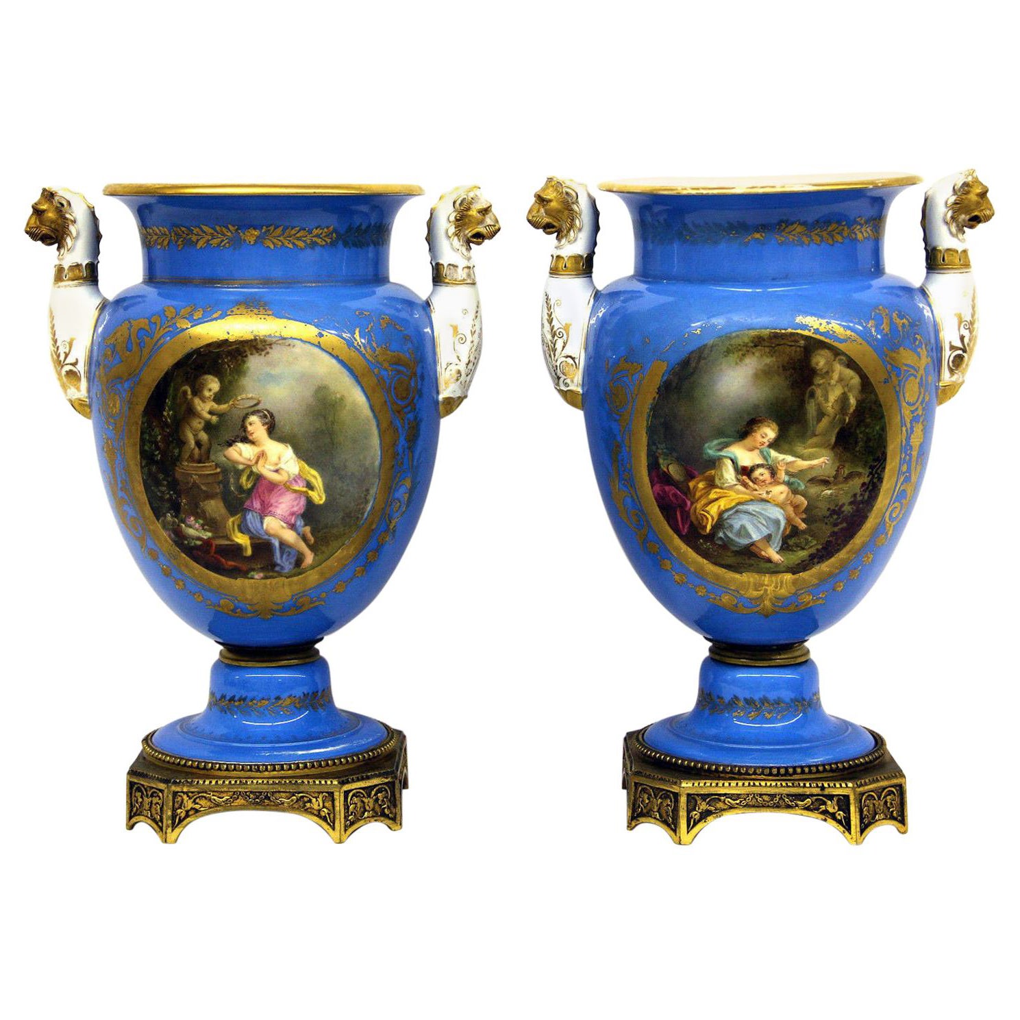Paar Porzellanvasen aus vergoldeter Bronze und himmelblauem Porzellan im Sèvres-Stil des späten 19. Jahrhunderts