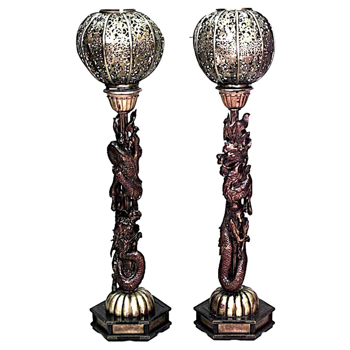 Paire de lampadaires de style chinois en bois doré et filigrane représentant des dragons
