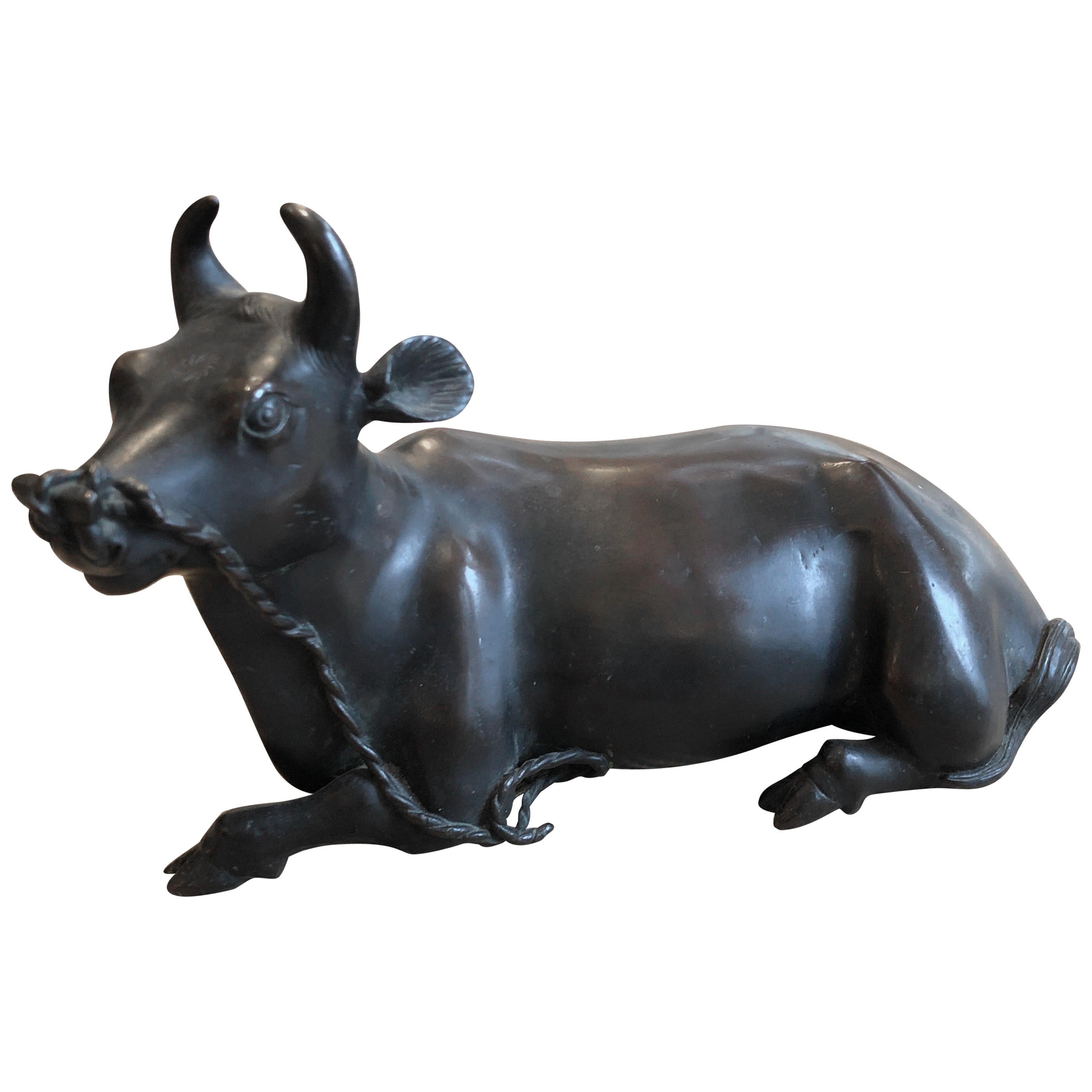 Vintage Bronze Bull Laying Down en vente