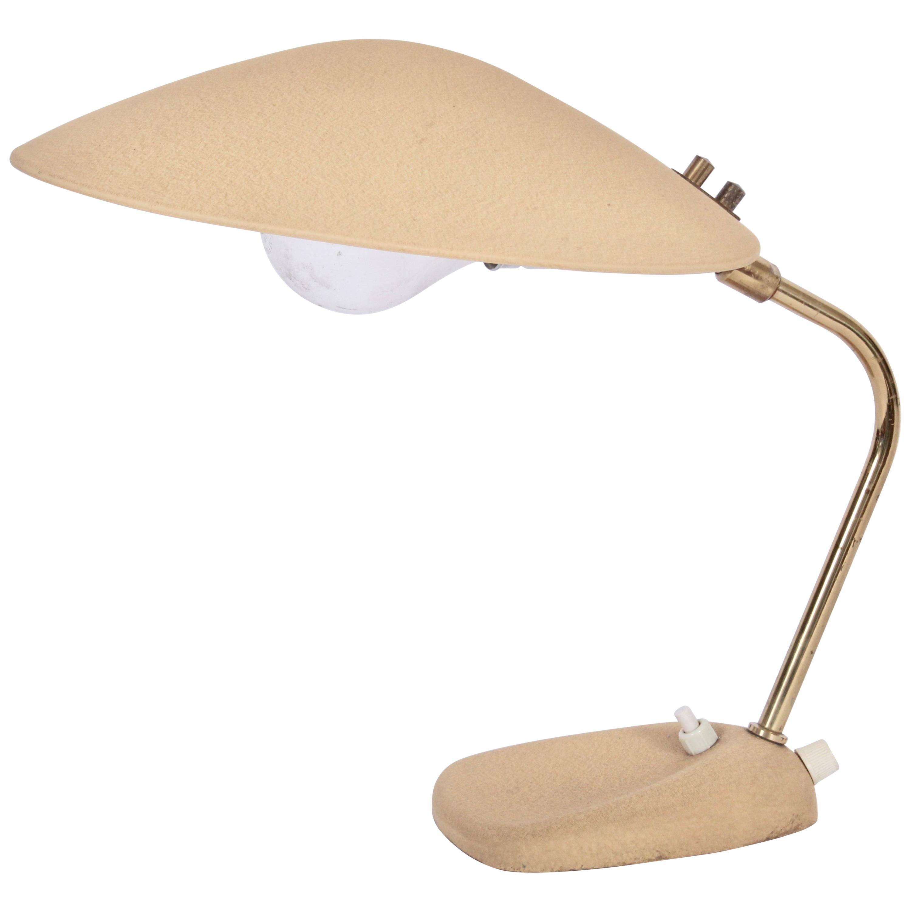 Stilnovo Stil Kamelfarbene Schreibtischlampe mit Untertassenschirm, ca. 1950er Jahre im Angebot