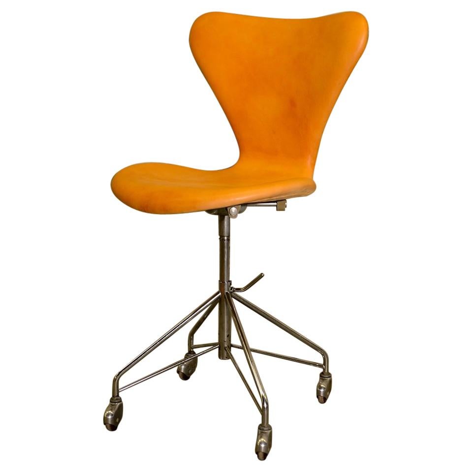 Early Production Series 7 Desk Chair Model 3217 by Arne Jacobsen, Fritz Hansen For Sale