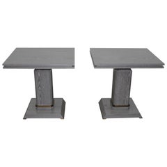 Paire de tables d'appoint contemporaines en chêne cérusé gris et bronze, en stock