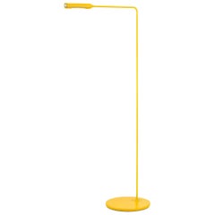 Lampadaire de salon Lumina Flo en jaune mat par Foster+Partners