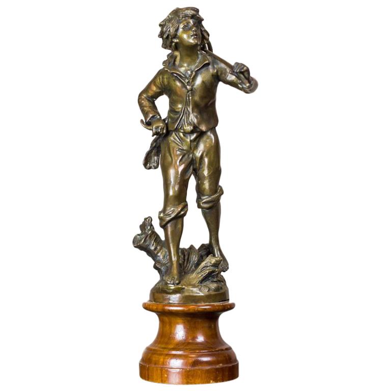 Figurine d'un garçon des années 1930, signée en vente