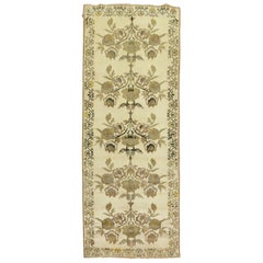 Tapis de couloir vintage turc de Konya de couleur blanche