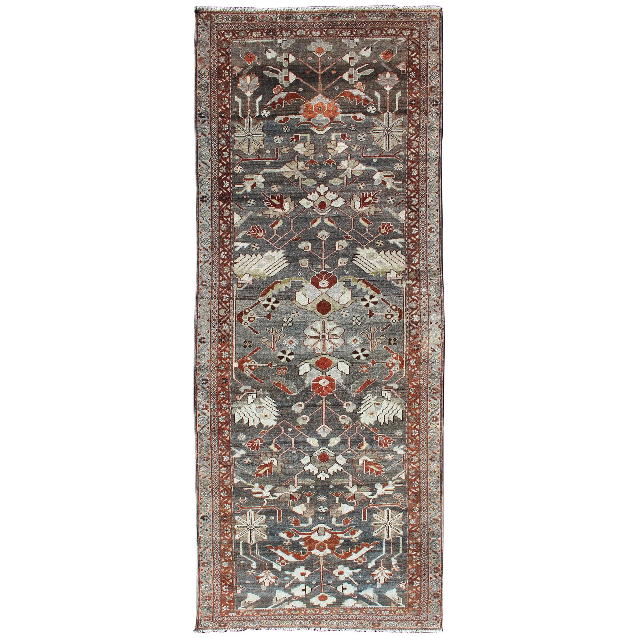 Tapis de couloir persan ancien Hamedan rouge et antique au fusain avec motifs floraux sur toute sa surface