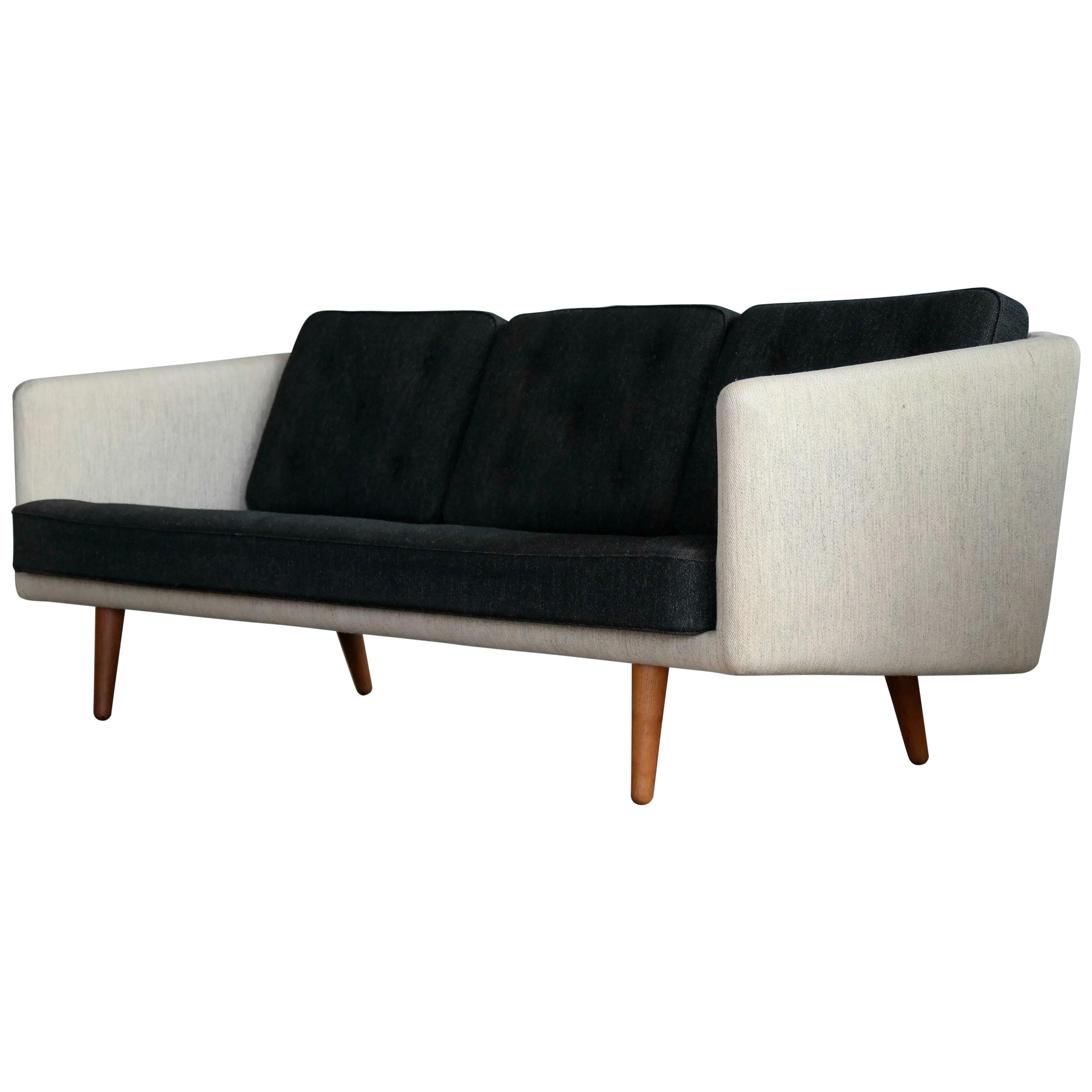 Borge Mogensen Sofa Model 203 in Original Wool for Fredericia, Denmark, 1955 For Sale