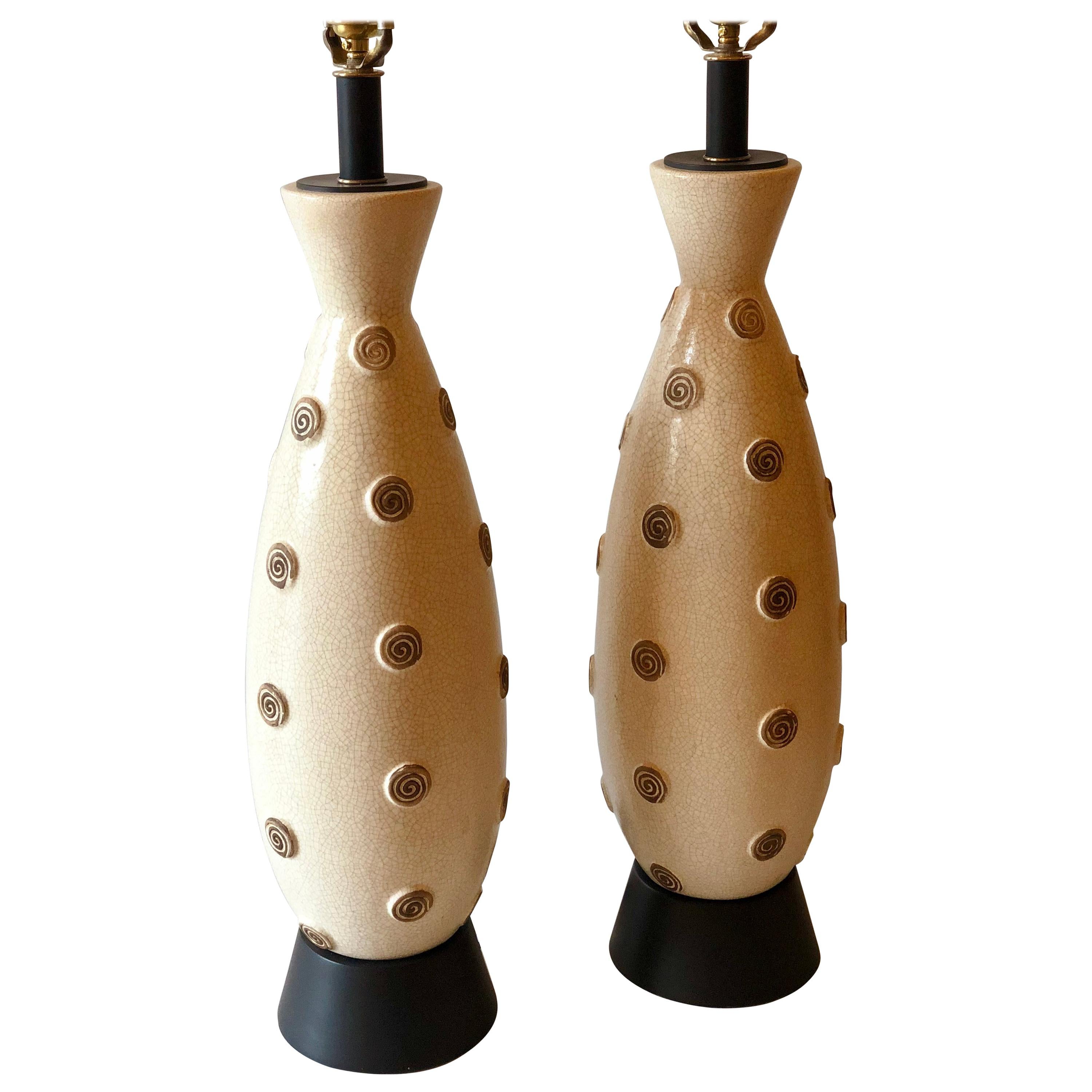 Coppia di lampade da tavolo alte in ceramica del Midcentury americano degli anni '50