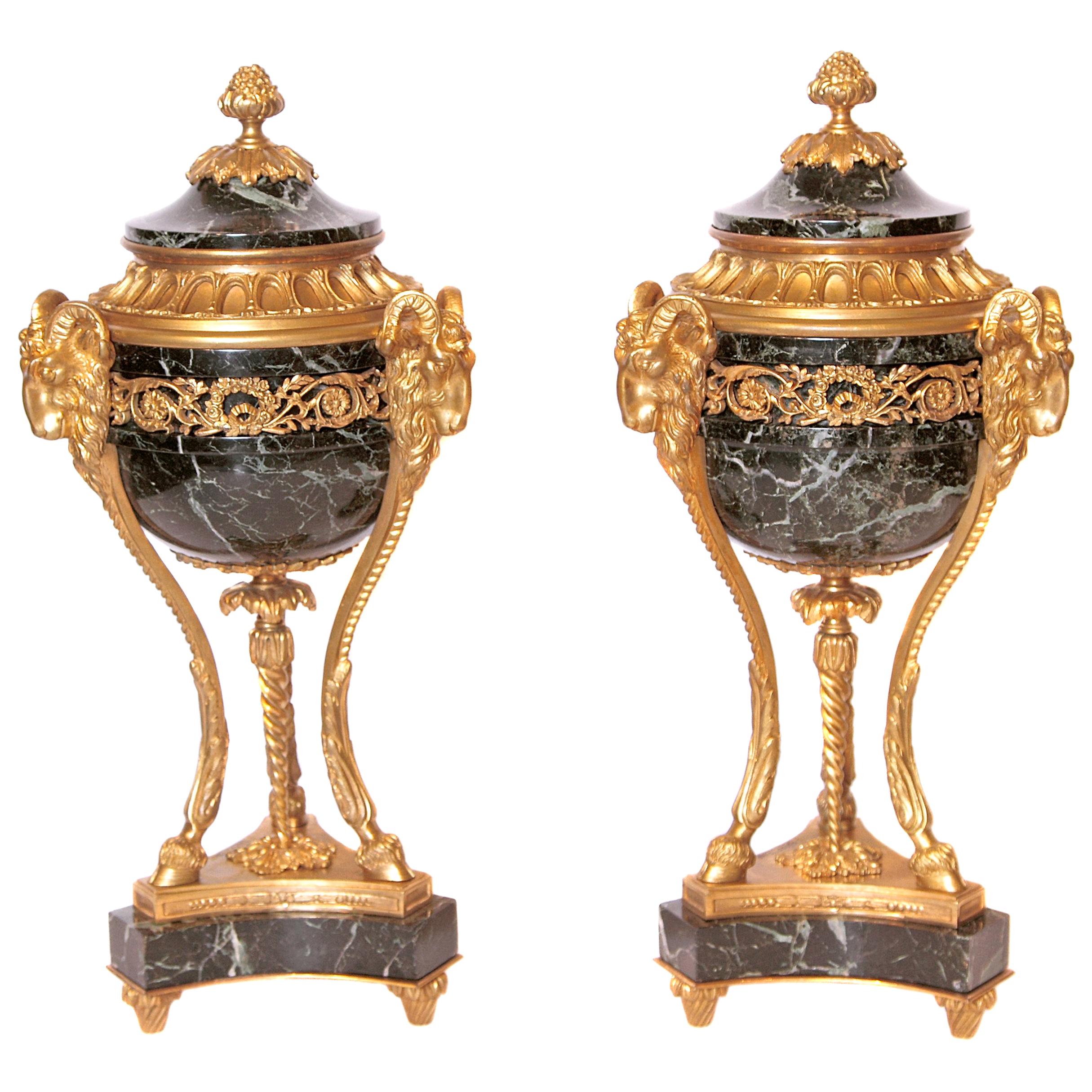 Paar französische Urnen aus Marmor und vergoldeter Bronze im Louis-XVI-Stil des 19. Jahrhunderts