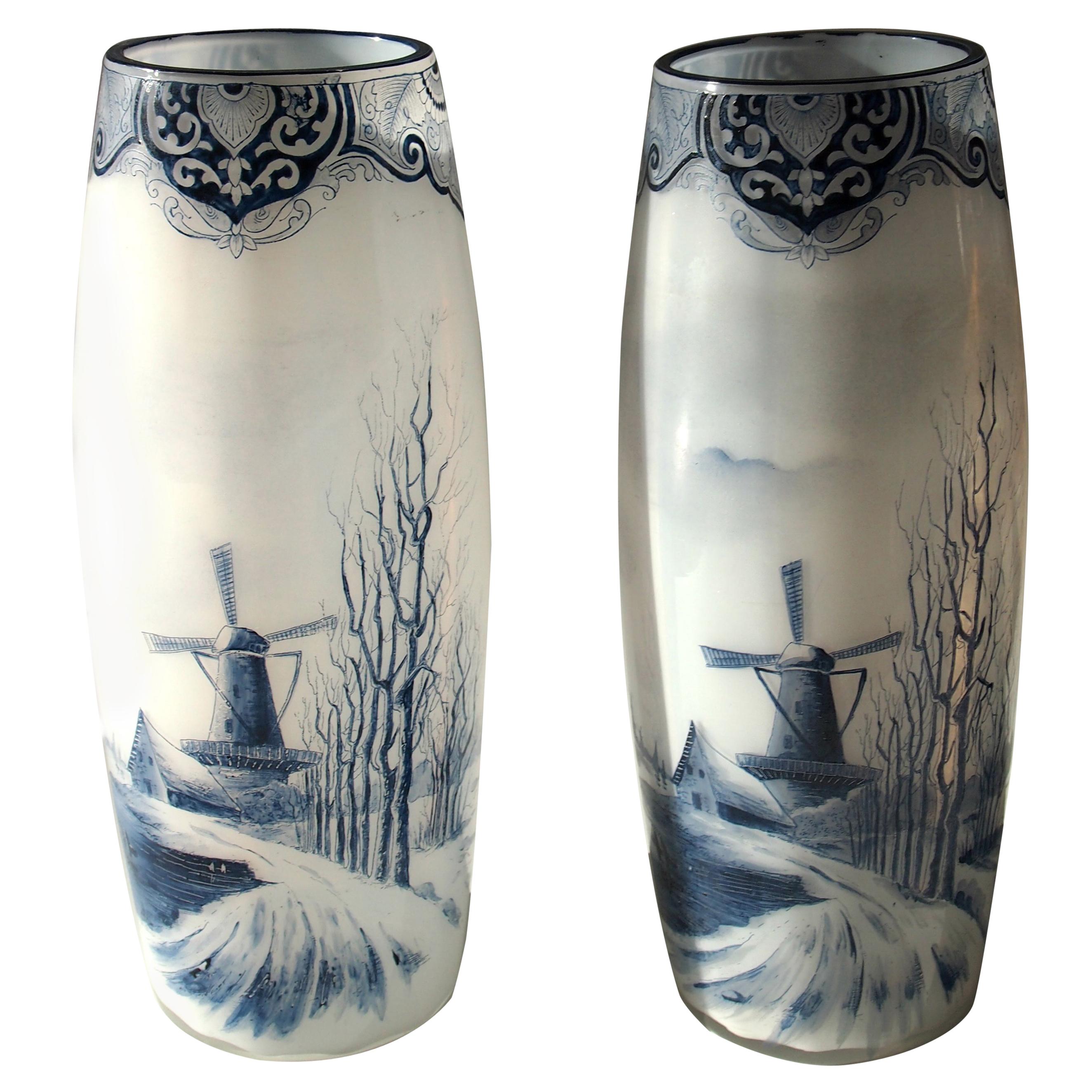 Französisches spätviktorianisches Legras-Vasenpaar aus Emaille-Glas ''Delft'', um 1900 im Angebot