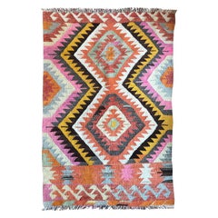 Tapis tribal turc Kilim tissé à plat avec motifs géométriques en losange rose