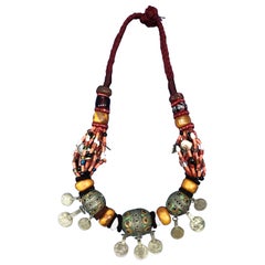 Grand collier de perles bohèmes marocaines en argent, émail, ambre, Copal, pièce de monnaie