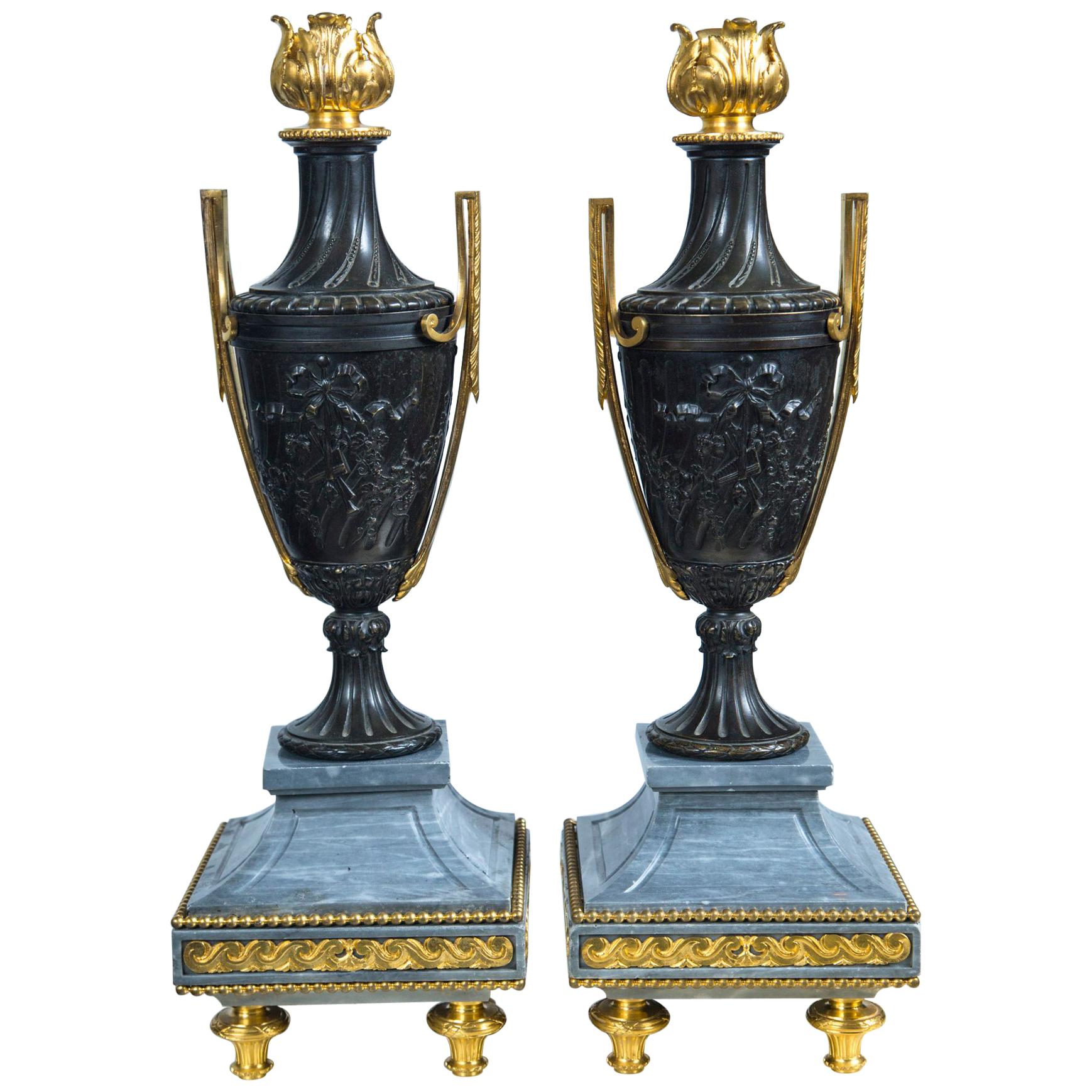 Paar vergoldete Bronzestücke aus dem späten 18. Jahrhundert, patiniert  Urnen aus Bronze und Marmor