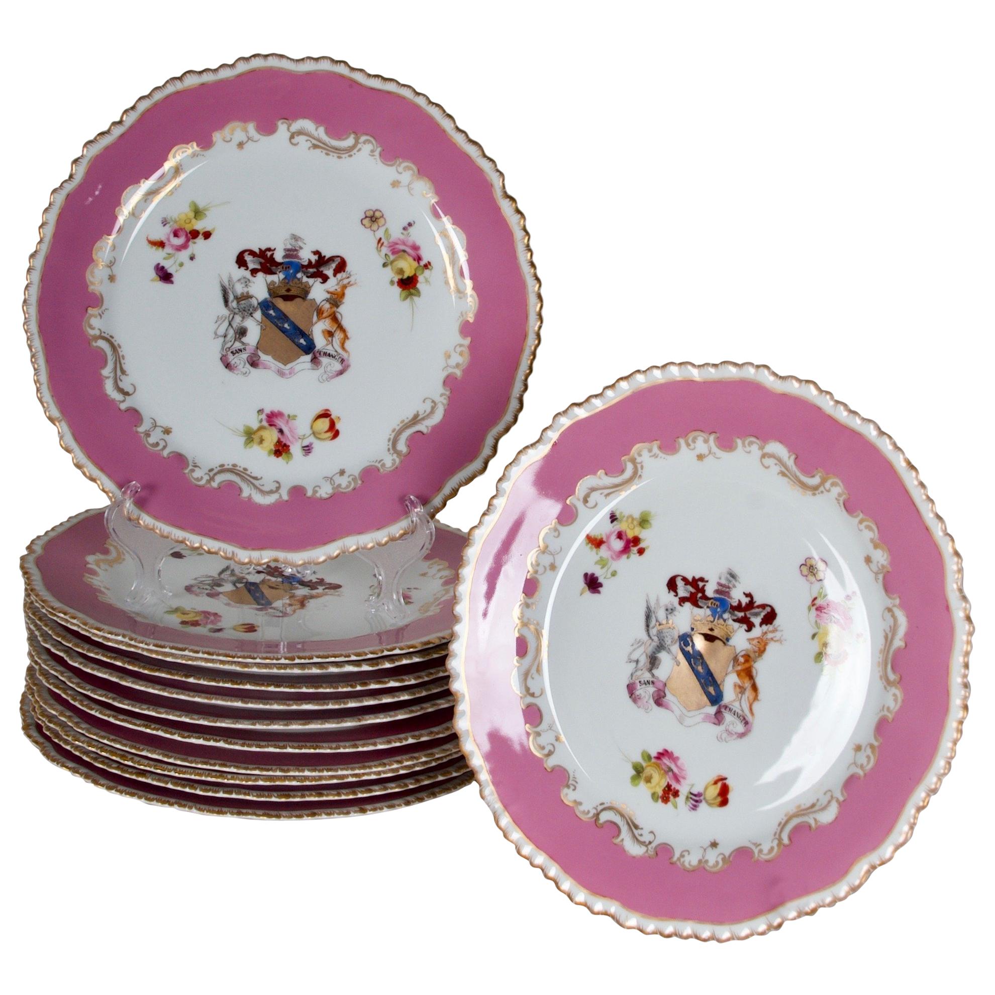 Assiettes plates en porcelaine de Rockingham de 1830, armoiries du comte de Derby, lot de 12 en vente