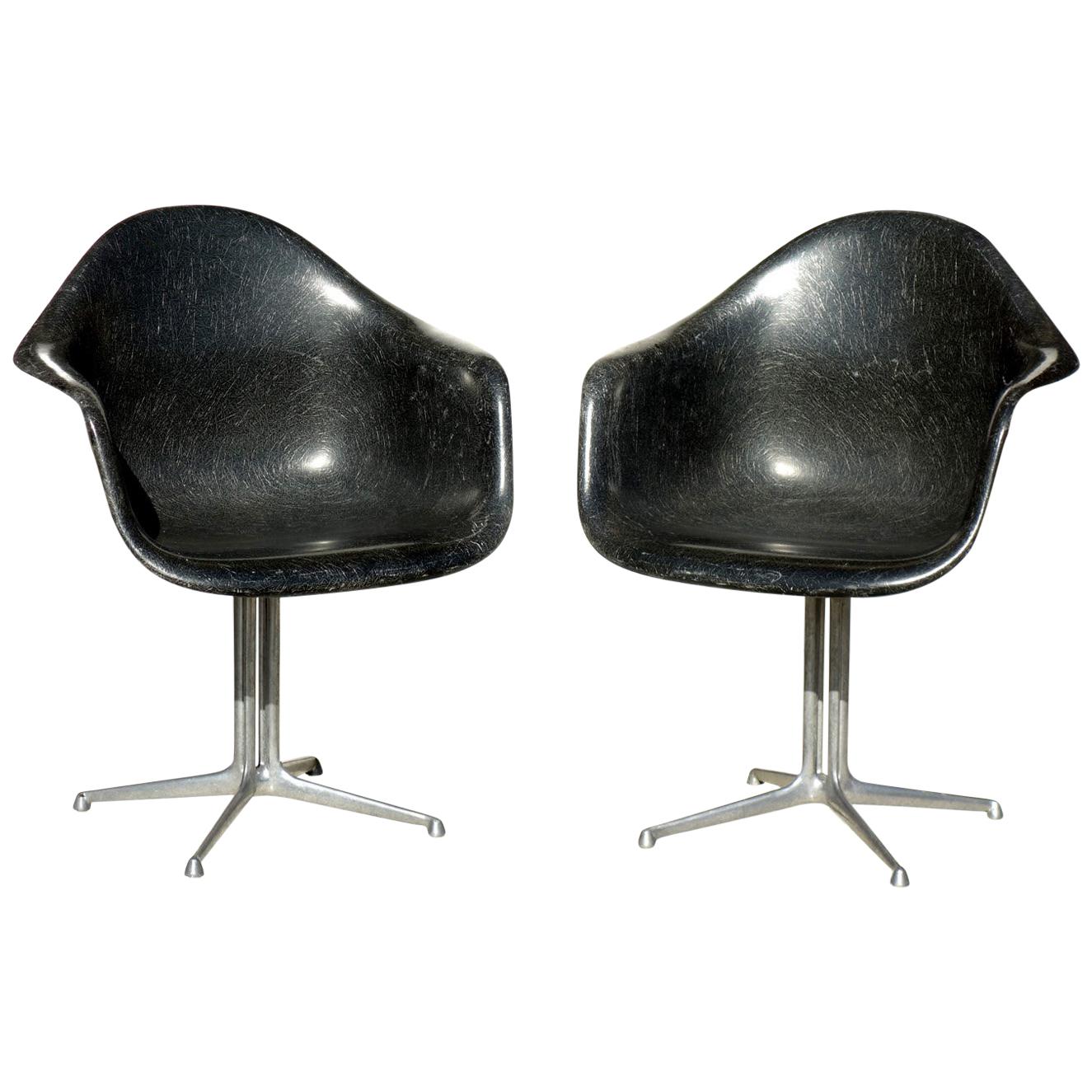 ""La Fonda"" C. Eames von H. Miller Space Age Design Zweier-Stuhl mit Glasfaserschale