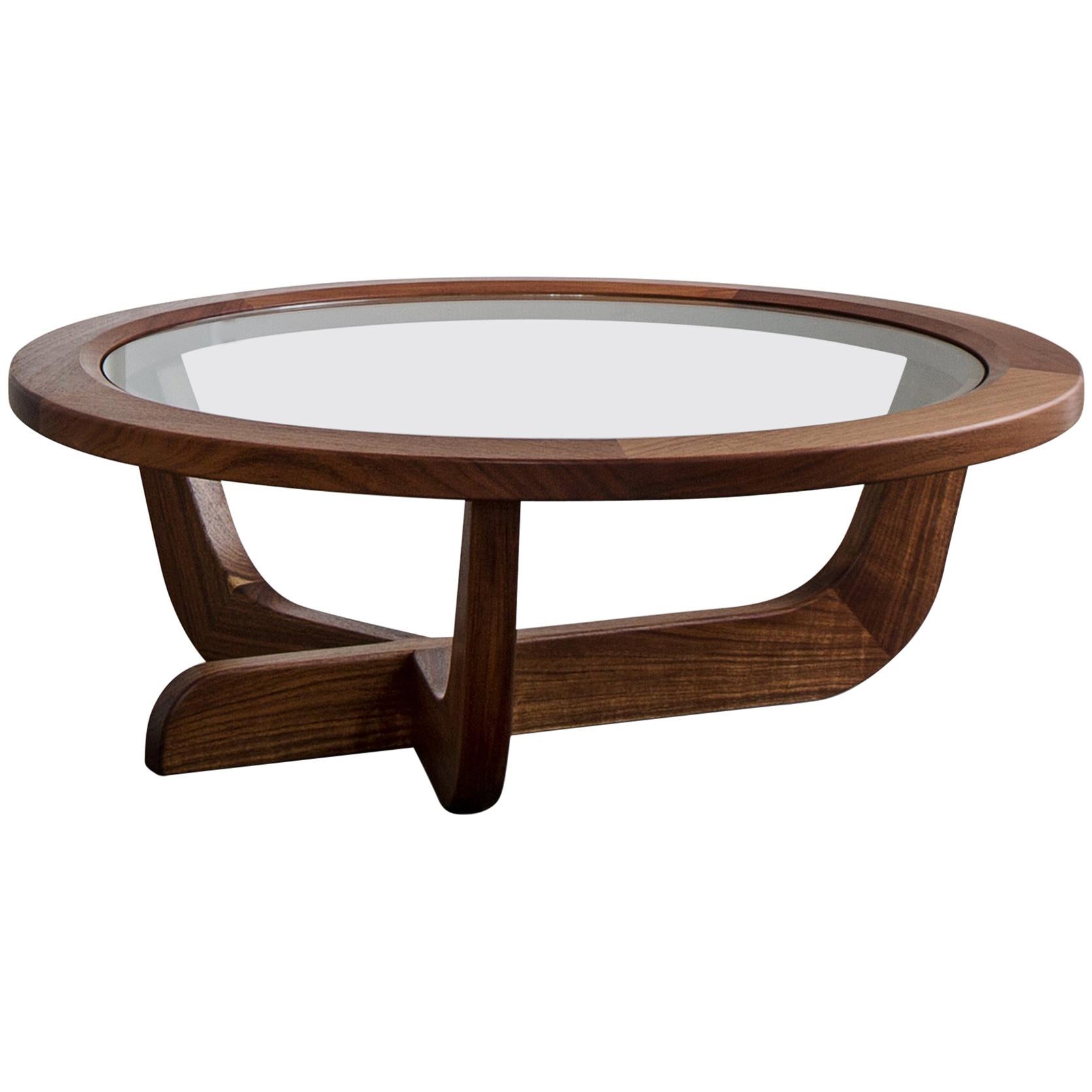 Table basse moderniste Clara Porset CP3 en noyer massif et verre de Luteca