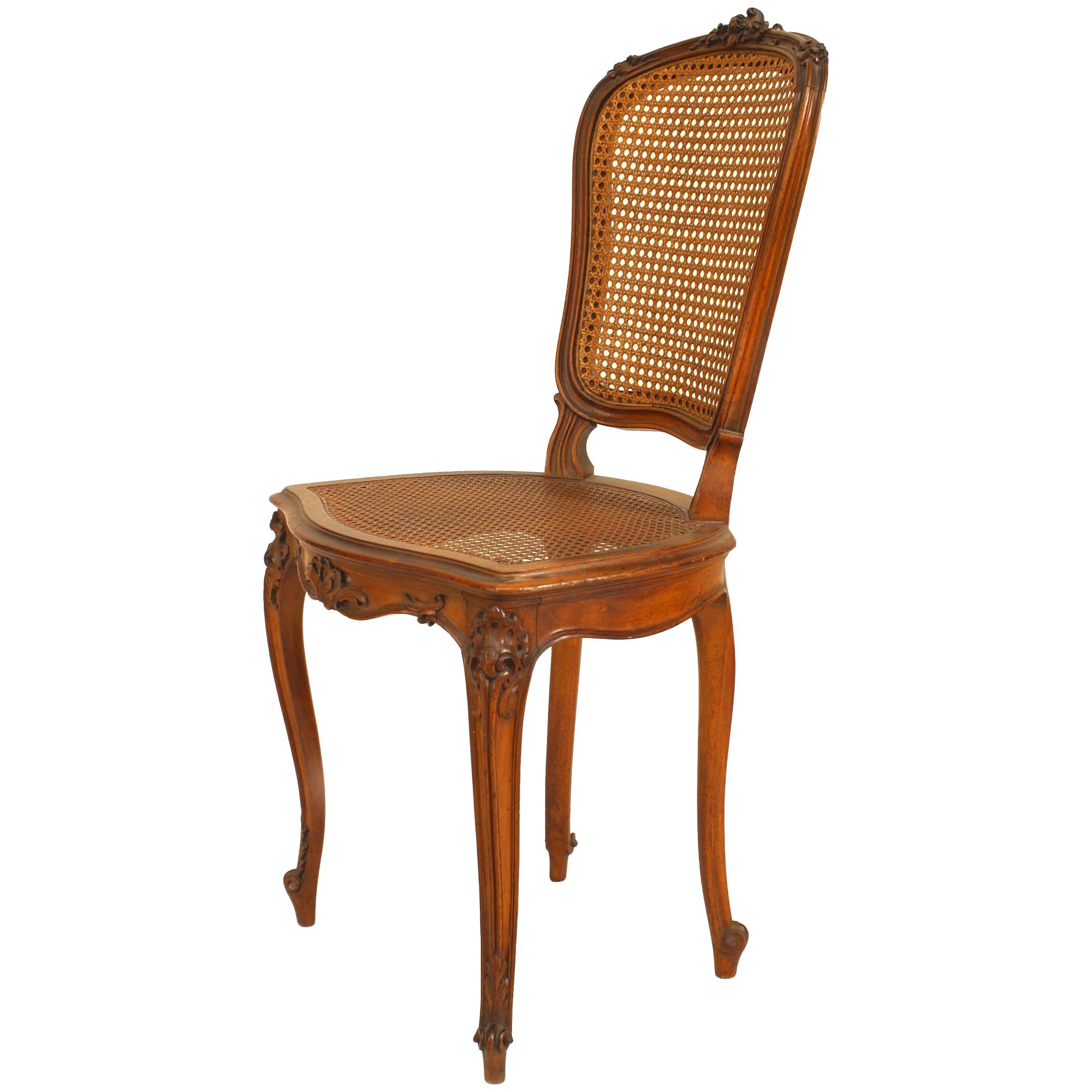 Satz von 4 französischen Beistellstühlen aus Nussbaumholz im Louis-XV-Stil