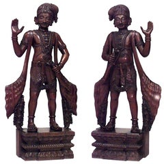 Pareja de figuras javanesas de teca tallada