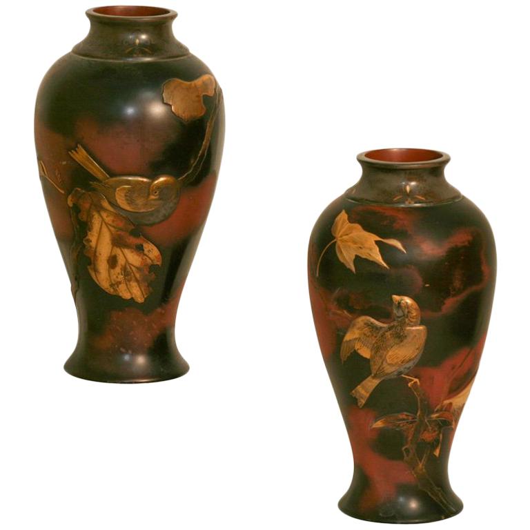Paar japanische Vasen aus gemischtem Metall und Bronze der japanischen Ästhetizismus des 19. Jahrhunderts