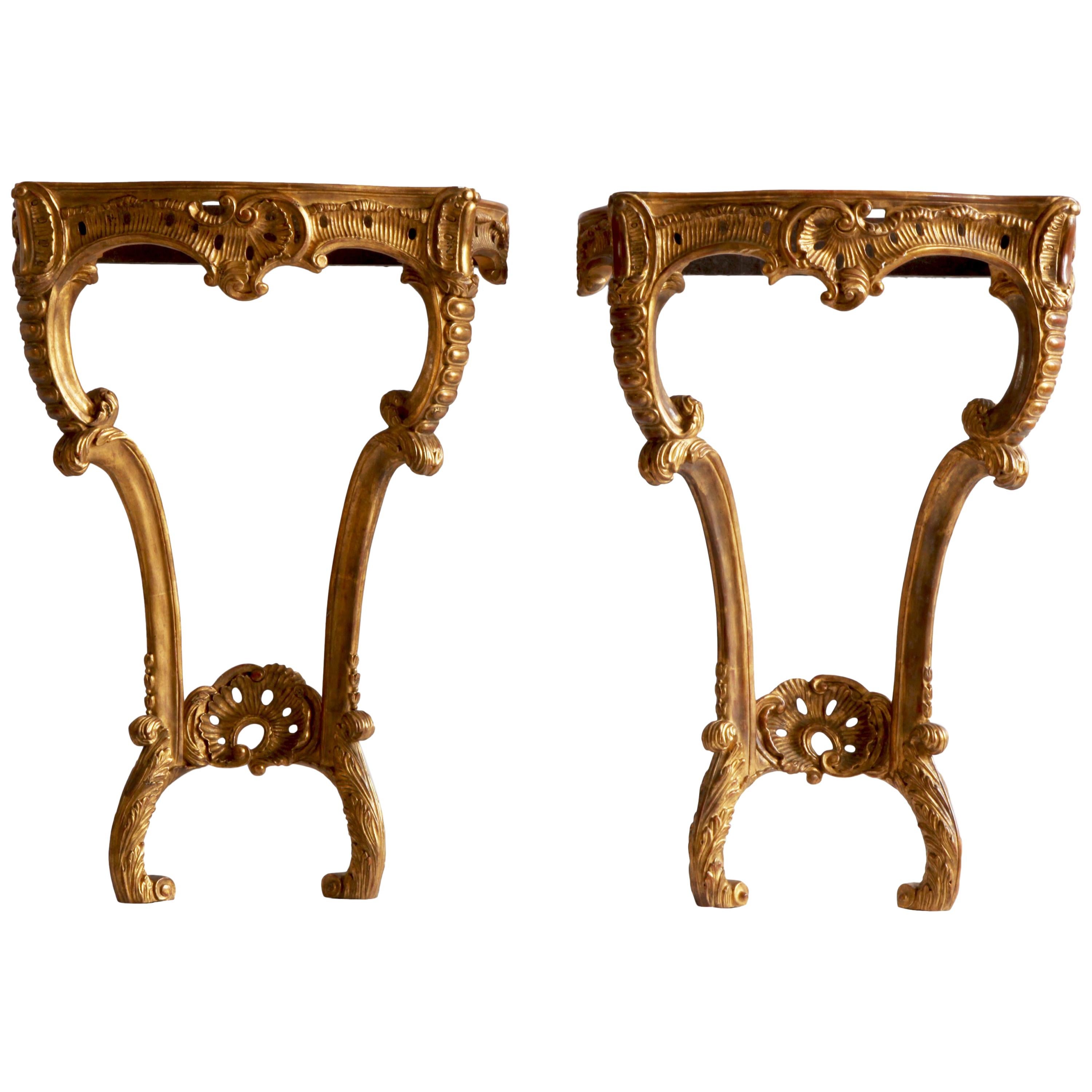 Paire de consoles de style rococo sculptées à la main en bois doré, fabriquées par La Maison London