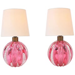 Paire de lampes boule en Murano rose framboise des années 1950
