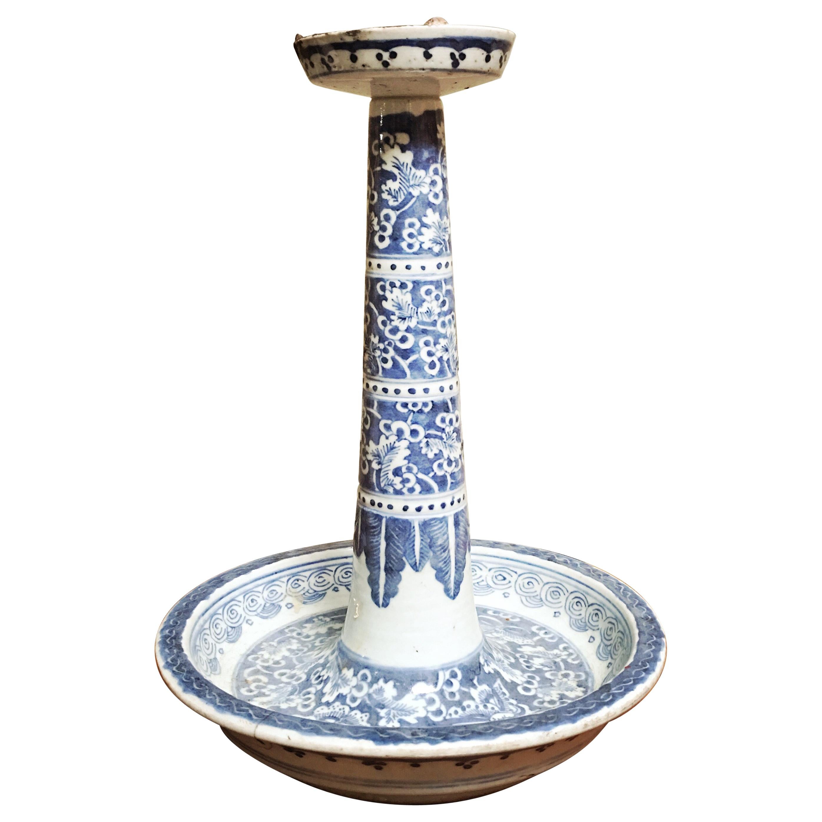 Bougeoir chinois du XIXe siècle en porcelaine bleue et blanche