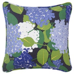 Coussin en lin et coton à double-face « Hydrangea » de Paul Poiret pour Schumacher