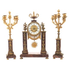 Ensemble de 3 pièces d'horloges françaises Louis XVI en marbre