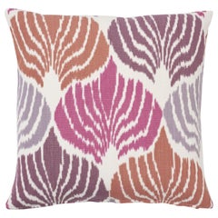 Coussin en lin et coton double face Kimono Ikat Berry pour Schumacher