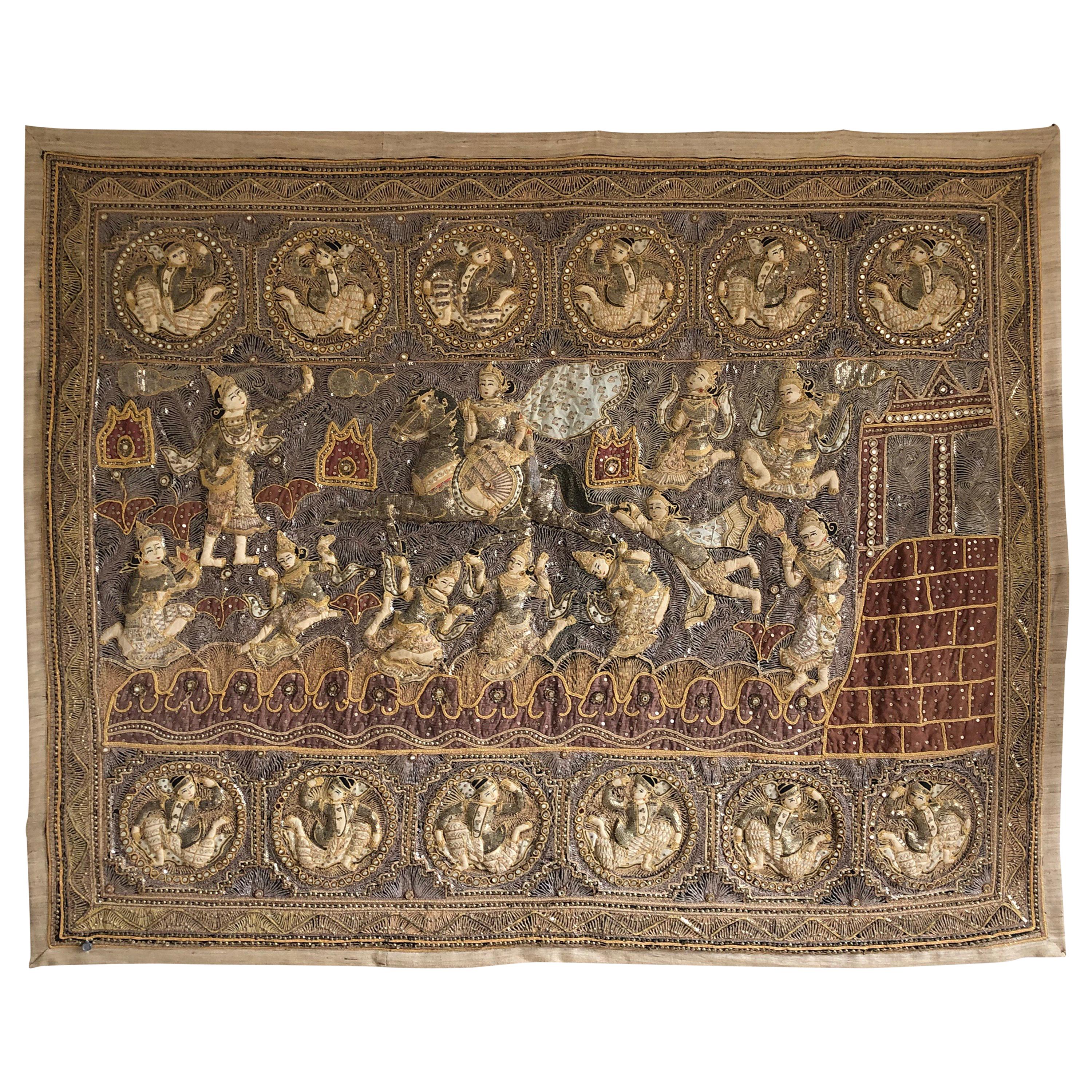Grande tapisserie Kalaga en lin et soie birmane:: lourdement brodée d'appliques de figures