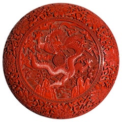 Chinesische geschnitzte zinnoberrote Lackdose mit rundem Drachen:: Republikzeit