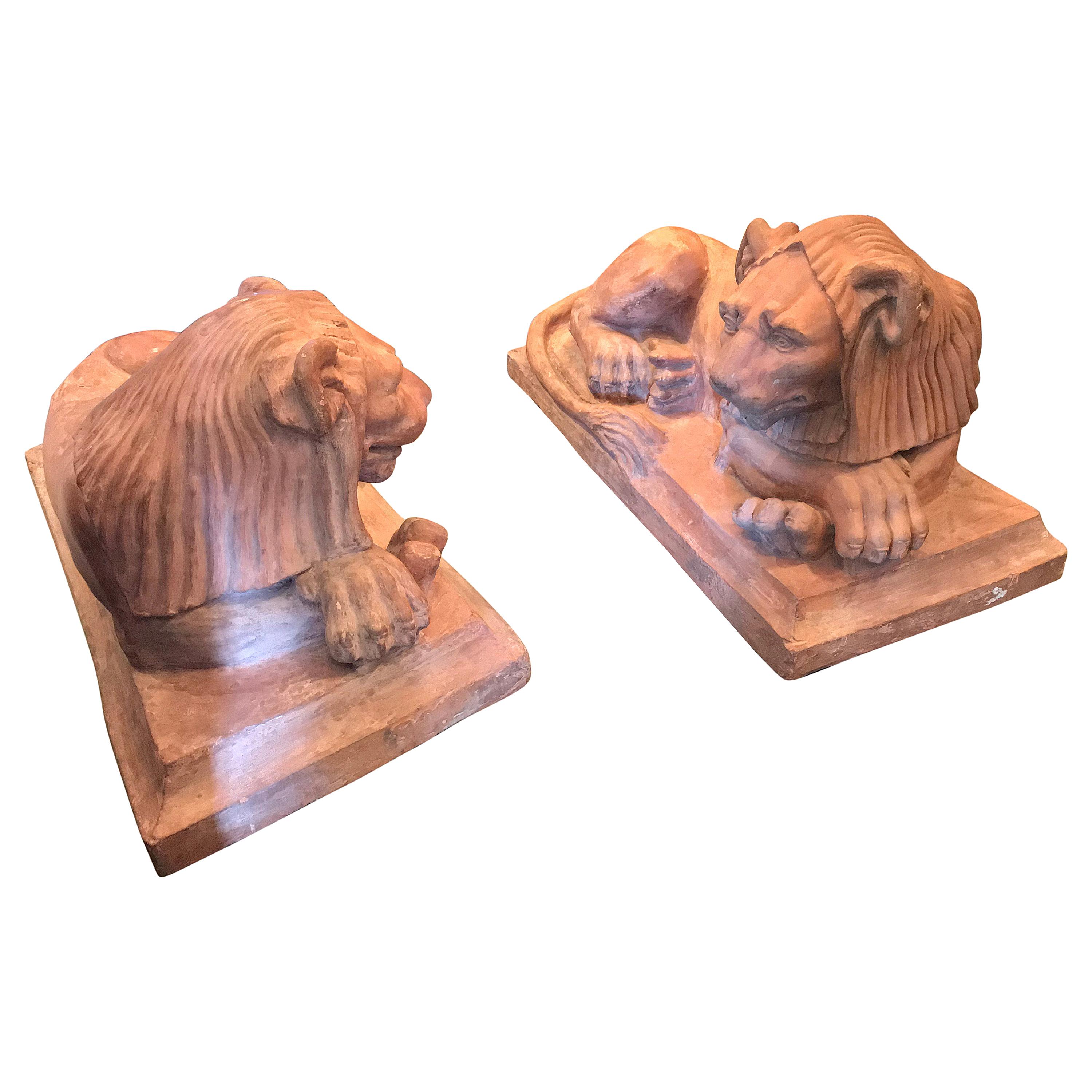 Rare paire de sculptures de lions Retour d'egypt en terre cuite de Los Angeles en vente