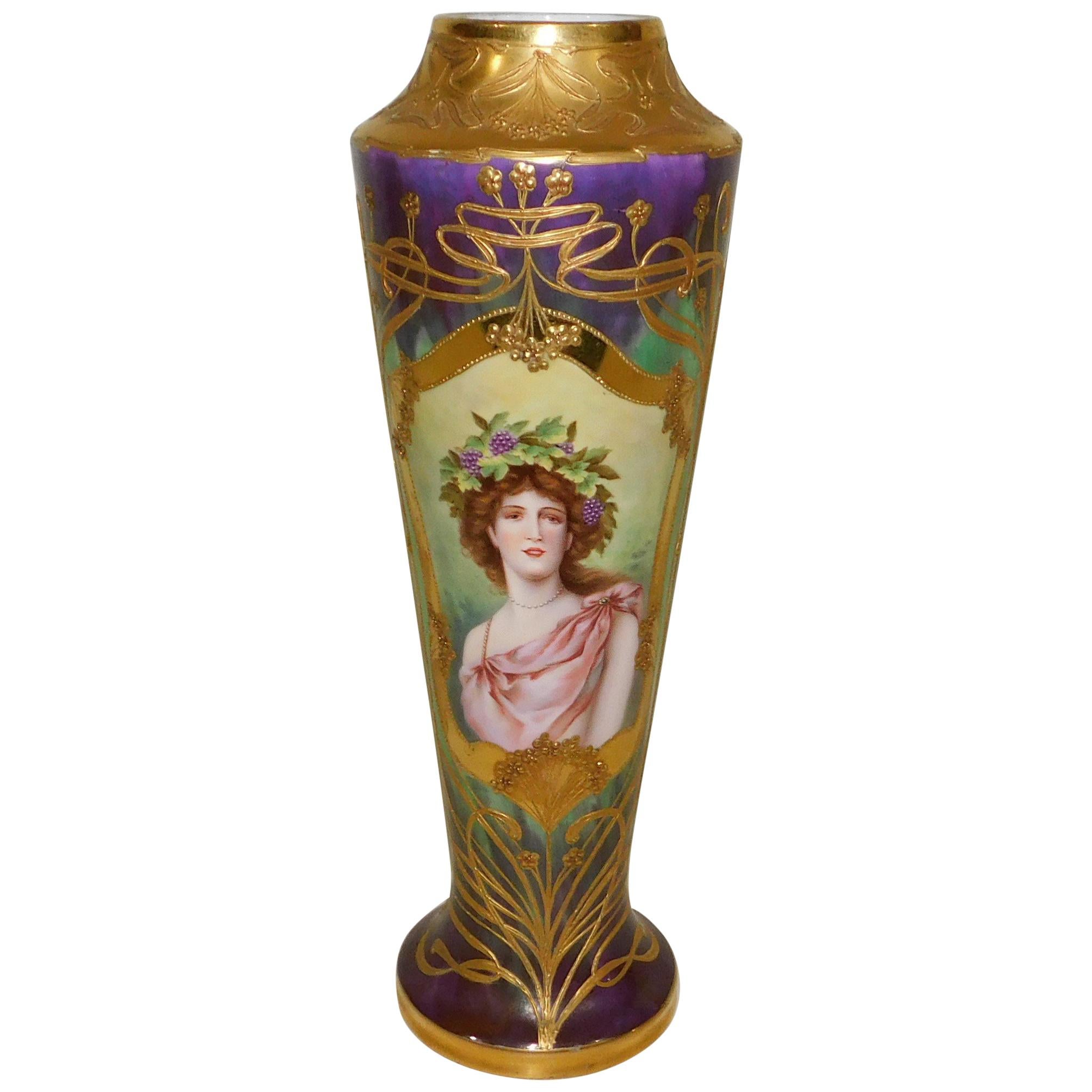 Vase portrait royal viennois Art nouveau en porcelaine dorée en vente