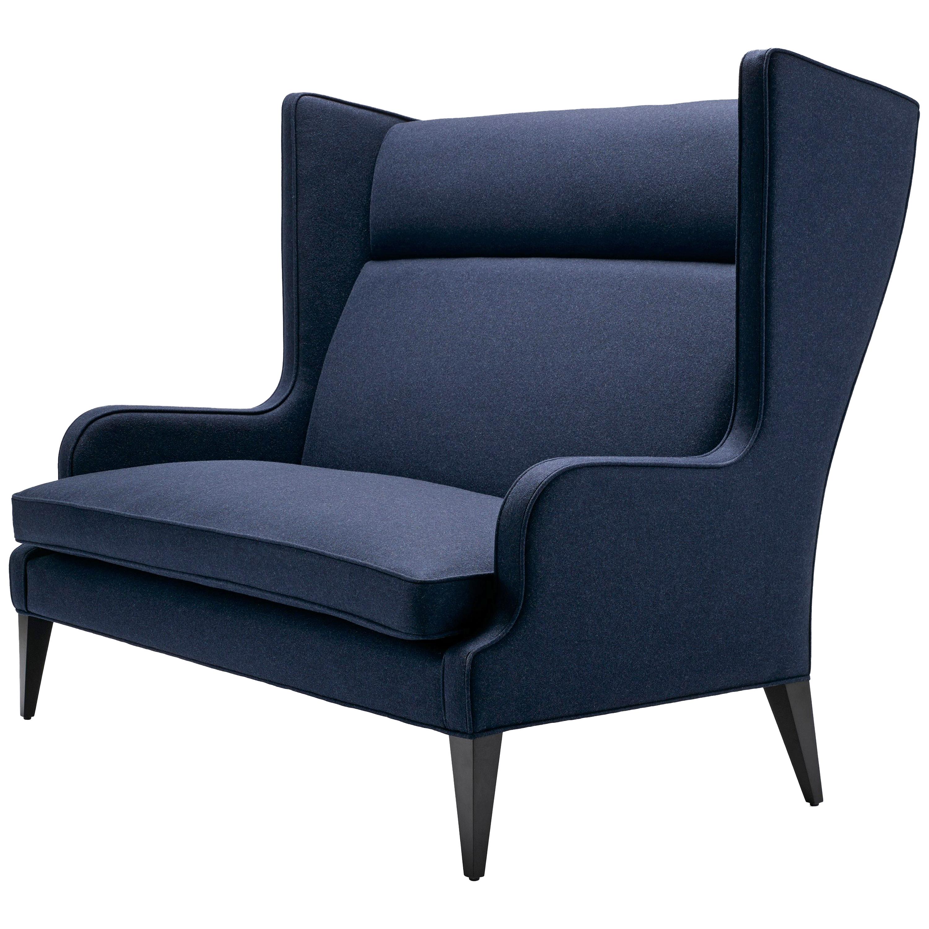 Zeitgenössisches Alae Wing Sofa aus marineblauer Melton-Wolle mit Beinen aus schwarzem Walnussholz im Angebot